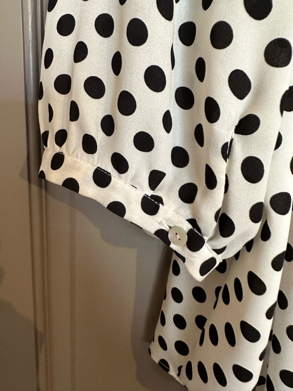 Rose & Olive Plus size 2x Polka Dot V-Neck Blouse Ivory Black - Picture 5 of 5